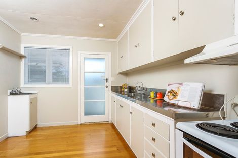 Photo of property in 10 Lyndhurst Road, Te Atatu South, Auckland, 0610