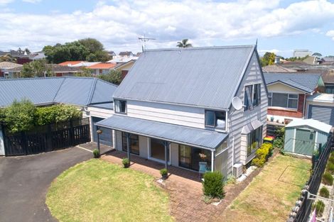 Photo of property in 2/8 Shakespeare Road, Milford, Auckland, 0620