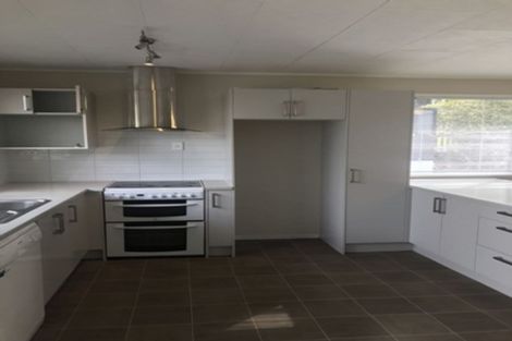 Photo of property in 16 Jenanne Place, Totara Vale, Auckland, 0629