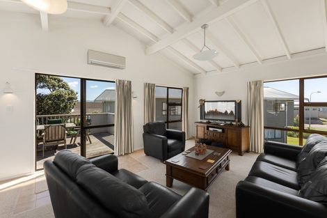 Photo of property in 33 Oratia Street, Waikanae Beach, Waikanae, 5036