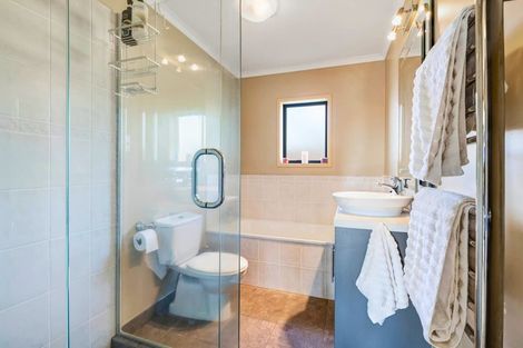 Photo of property in 13 Seagate Place, Red Beach, 0932