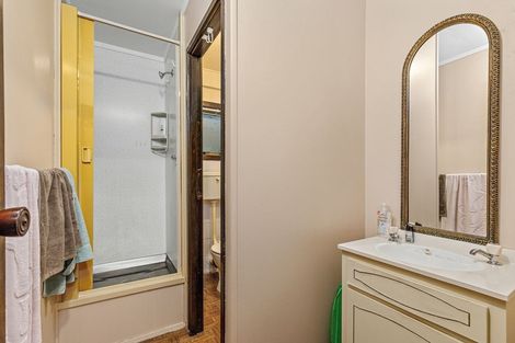 Photo of property in 42 Holyoake Place, Chatswood, Auckland, 0626