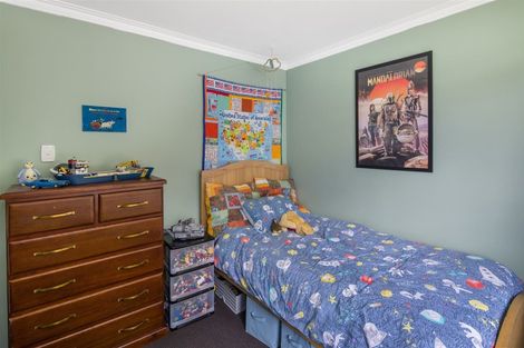 Photo of property in 102 Ruskin Road, Newlands, Wellington, 6037