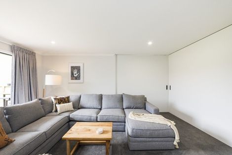 Photo of property in 49 Vaucluse Heights, Fitzherbert, Palmerston North, 4410