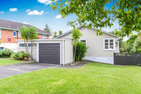 Photo of property in 10 Lyndhurst Road, Te Atatu South, Auckland, 0610