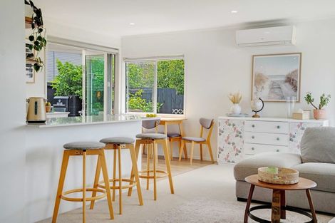 Photo of property in 1/39 Camrose Place, Glenfield, Auckland, 0629