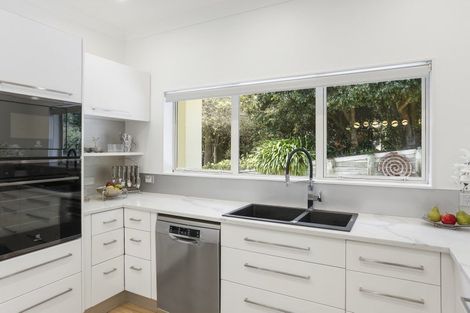 Photo of property in 7 Hobbs Road, Matakatia, Whangaparaoa, 0930