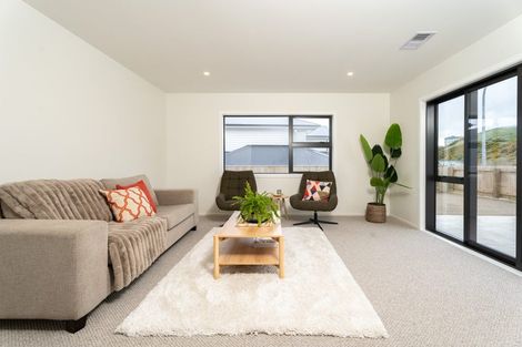 Photo of property in 50 Farnworth Terrace, Glenside, Wellington, 6037