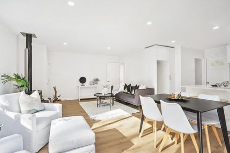 Photo of property in 2/9a De Val Drive, Titirangi, Auckland, 0604