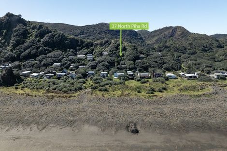 Photo of property in 37 North Piha Road, Piha, 0772