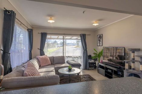 Photo of property in 2/23 Flaunty Place, West Harbour, Auckland, 0618