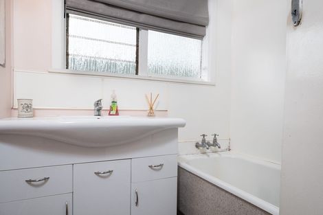 Photo of property in 22 Awaroa Road, Sunnyvale, Auckland, 0612
