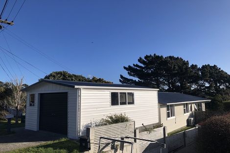 Photo of property in 35 Turville Crescent, Newlands, Wellington, 6037