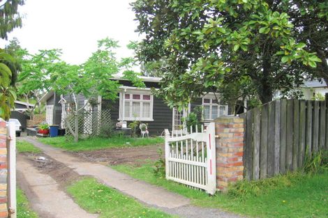 Photo of property in 46 Seymour Road, Sunnyvale, Auckland, 0612