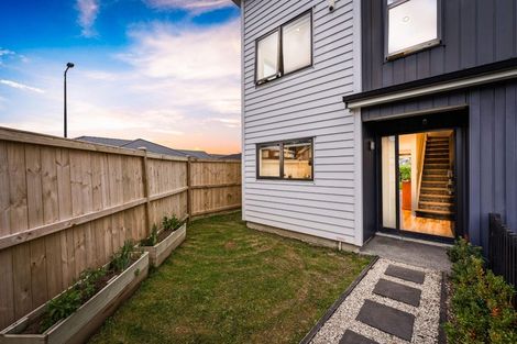 Photo of property in 2 Lumbarda Drive, Kumeu, 0810