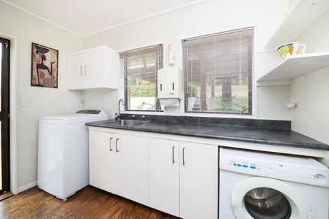 Photo of property in 43 Springdale Grove, Fitzherbert, Palmerston North, 4410