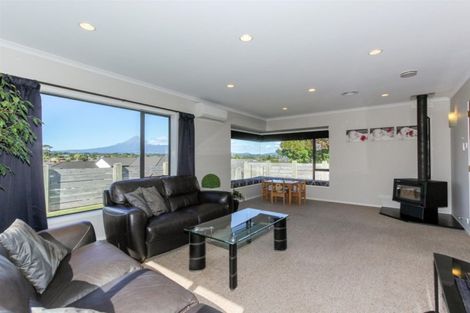 Photo of property in 13 Sandel Rise, Merrilands, New Plymouth, 4312