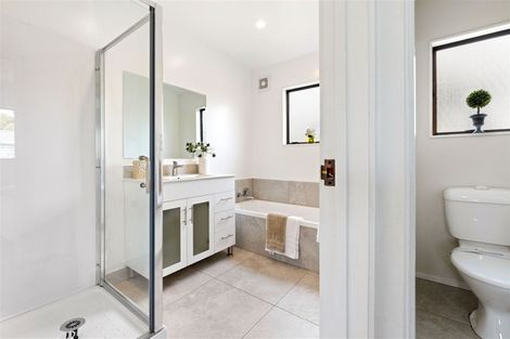 Photo of property in 2a Rixon Place, Te Atatu Peninsula, Auckland, 0610