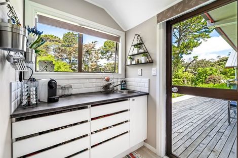Photo of property in 12 Hobbs Road, Matakatia, Whangaparaoa, 0930