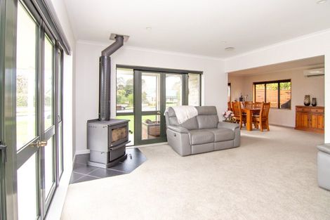 Photo of property in 23 Cashmere Drive, Fitzherbert, Palmerston North, 4410