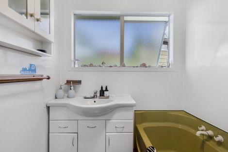 Photo of property in 18 George Herring Place, Glen Eden, Auckland, 0602