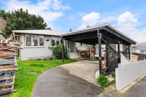 Photo of property in 4 Amundsen Grove, Stokes Valley, Lower Hutt, 5019