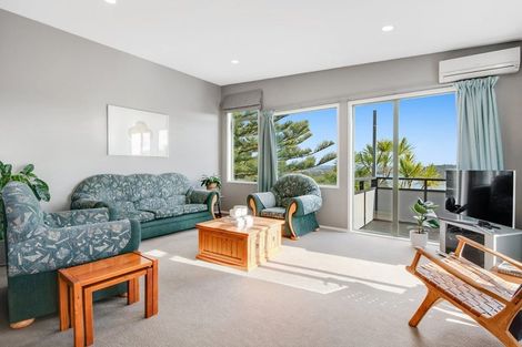 Photo of property in 2/9 Pemberton Avenue, Bayview, Auckland, 0629