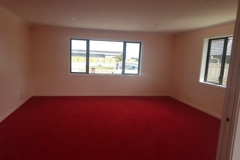 Photo of property in 5 Cyprus Place, Fitzherbert, Palmerston North, 4410