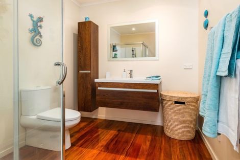 Photo of property in 21 Robert Burke Place, Henderson, Auckland, 0612