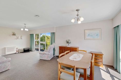 Photo of property in 2/4212a Great North Road, Glendene, Auckland, 0602