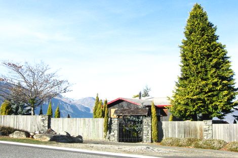 Photo of property in 76 Cedar Drive, Kelvin Heights, Queenstown, 9300