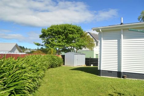 Photo of property in 21 Kingsbridge Place, Newlands, Wellington, 6037
