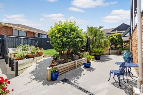 Photo of property in 4 Citation Way, Botany Downs, Auckland, 2010