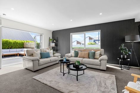 Photo of property in 10 Lakebridge Place, Parklands, Christchurch, 8083