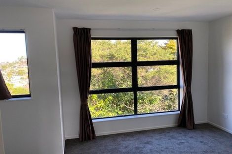 Photo of property in 2/60 Triangle Road, Massey, Auckland, 0614