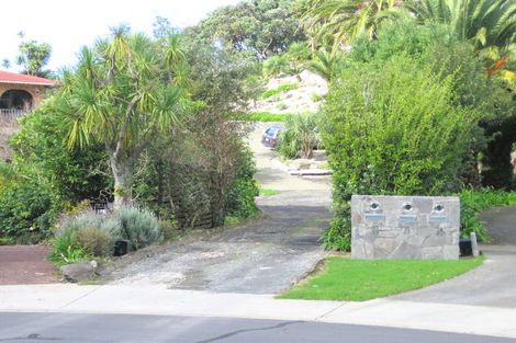 Photo of property in 35 Chelverton Terrace, Red Beach, 0932