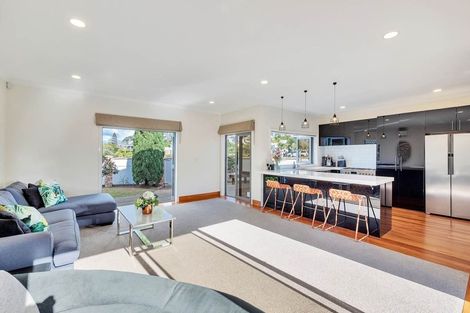 Photo of property in 16 Commodore Parry Road, Castor Bay, Auckland, 0620