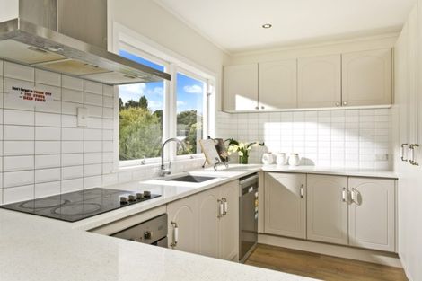 Photo of property in 24 Arrow Road, Forrest Hill, Auckland, 0620