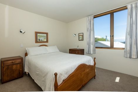 Photo of property in 12 Busby Hill, Havelock North, 4130