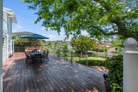 Photo of property in 4 Liston Crescent, Cockle Bay, Auckland, 2014