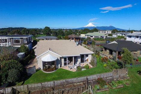 Photo of property in 11 Chatswood Grove, Fitzroy, New Plymouth, 4312