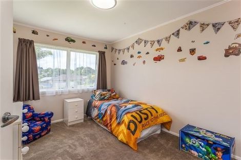 Photo of property in 15 Cajero Place, Green Bay, Auckland, 0604