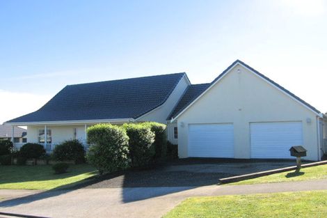 Photo of property in 2 Isaac Place, East Tamaki Heights, Auckland, 2016