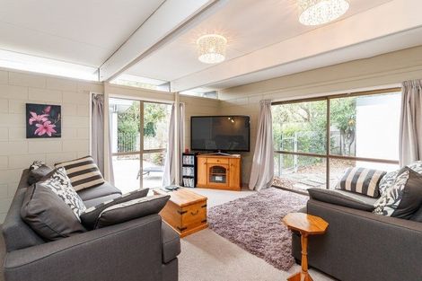 Photo of property in 16 Truscott Grove, Awapuni, Palmerston North, 4412