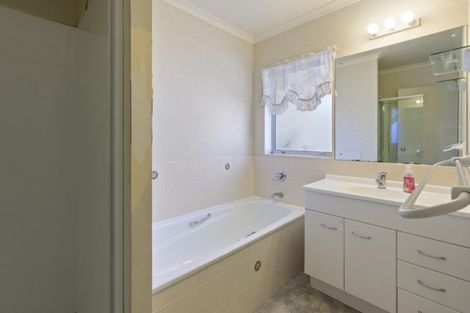 Photo of property in 14 Emmerdale Avenue, Papakura, 2110