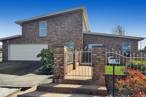 Photo of property in 19 Willowview Drive, Redwood, Christchurch, 8051