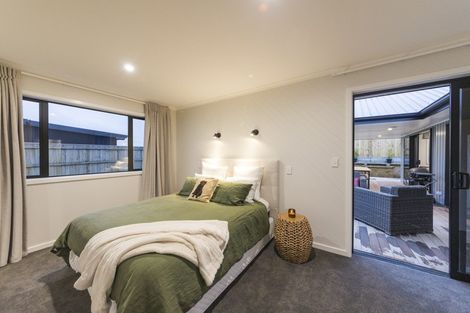 Photo of property in 49 Vaucluse Heights, Fitzherbert, Palmerston North, 4410