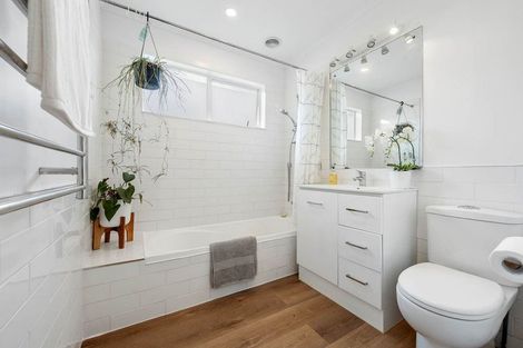 Photo of property in 2/18 Kenmure Avenue, Forrest Hill, Auckland, 0620