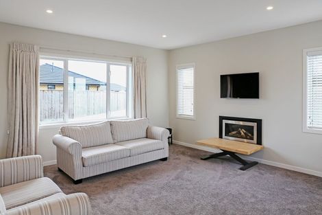 Photo of property in 15 Cyprus Place, Fitzherbert, Palmerston North, 4410