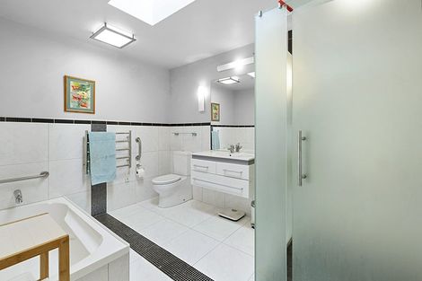 Photo of property in 13 John Guthrie Place, Merrilands, New Plymouth, 4312